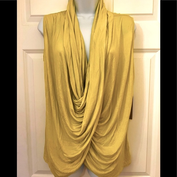 Jennifer Lopez Tops - ☀️Jlo Jennifer Lopez Lime green top tee sleeves size Medium NEW 🛍
